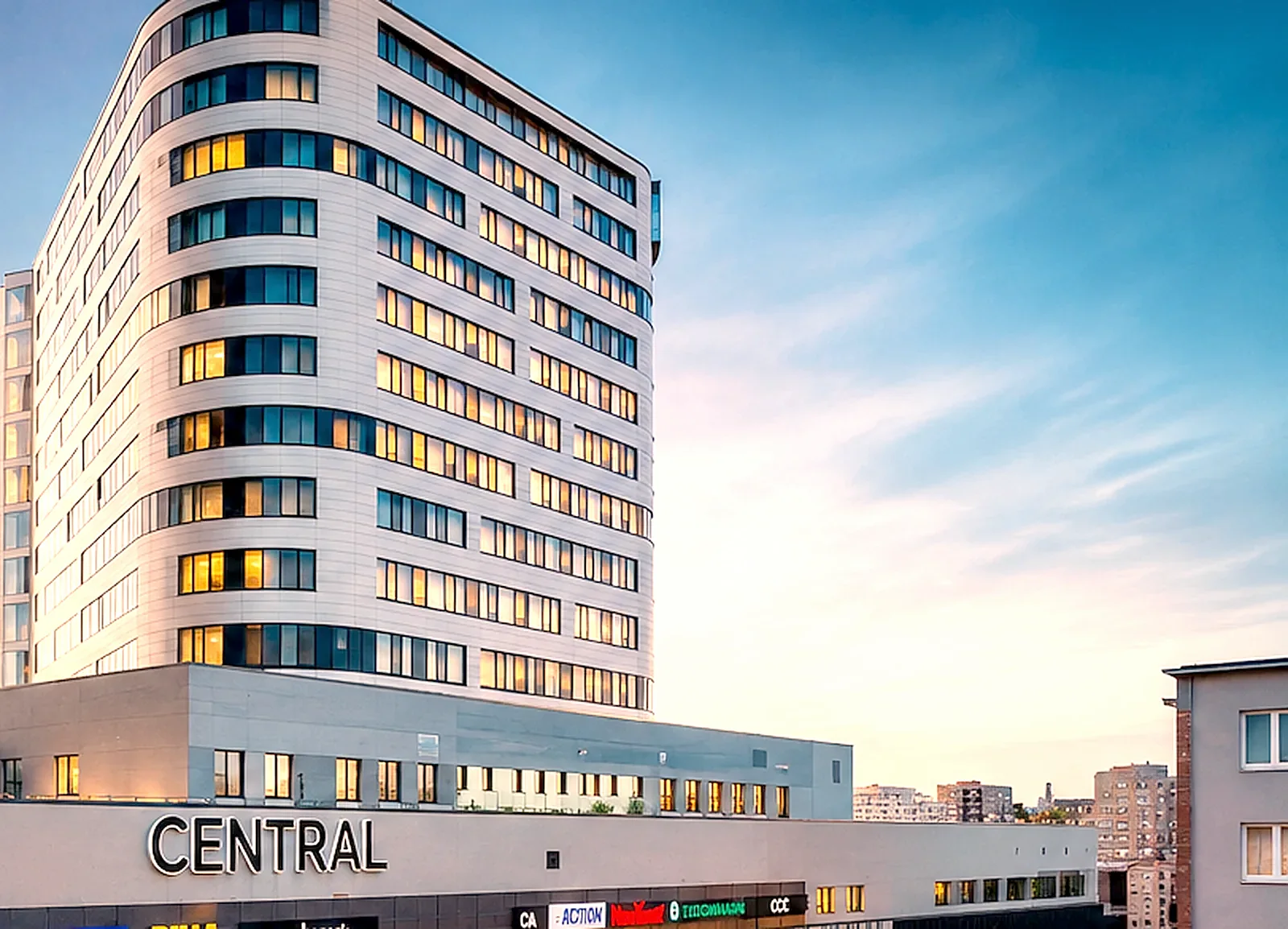Administratívny a obchodný objekt Central — pohľad na vežu a obchodnú časť