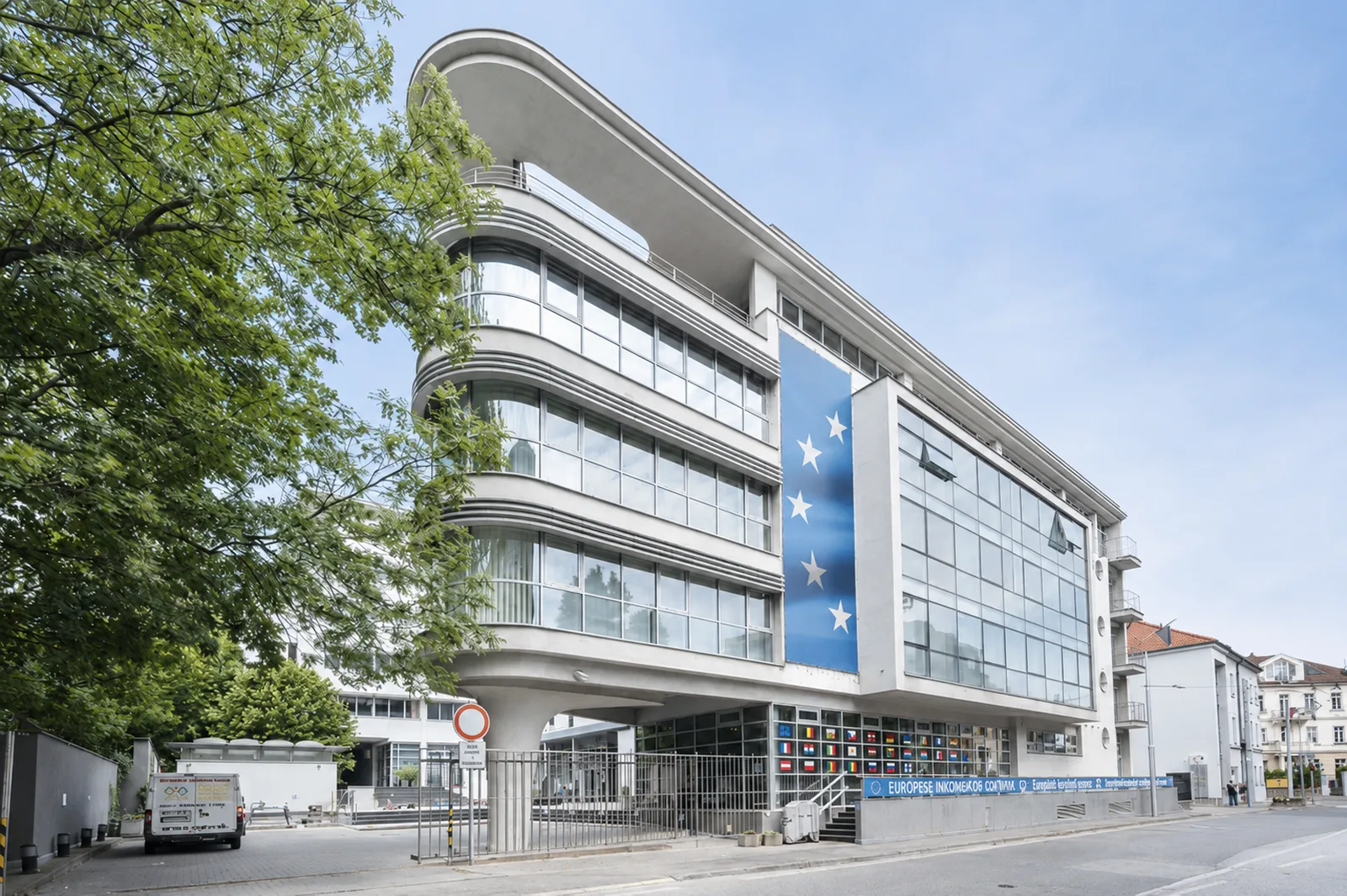 Moderná administratívna budova so zaoblenou fasádou — výber realizácií MB Tech